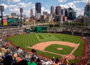 表现优异引发热议！库里在曼联比赛中战术调整观众掌声雷动