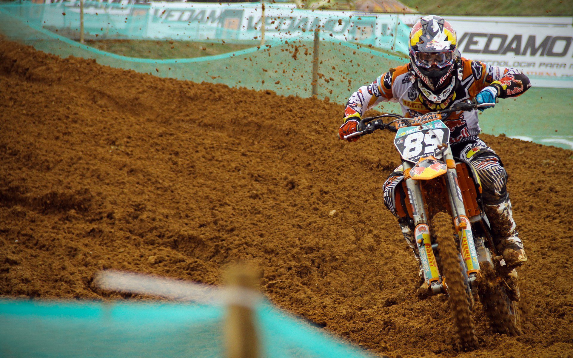 莱万多夫斯基迎来七赛季出色发挥,巴塞罗那观众热烈欢呼!赢得满堂喝彩