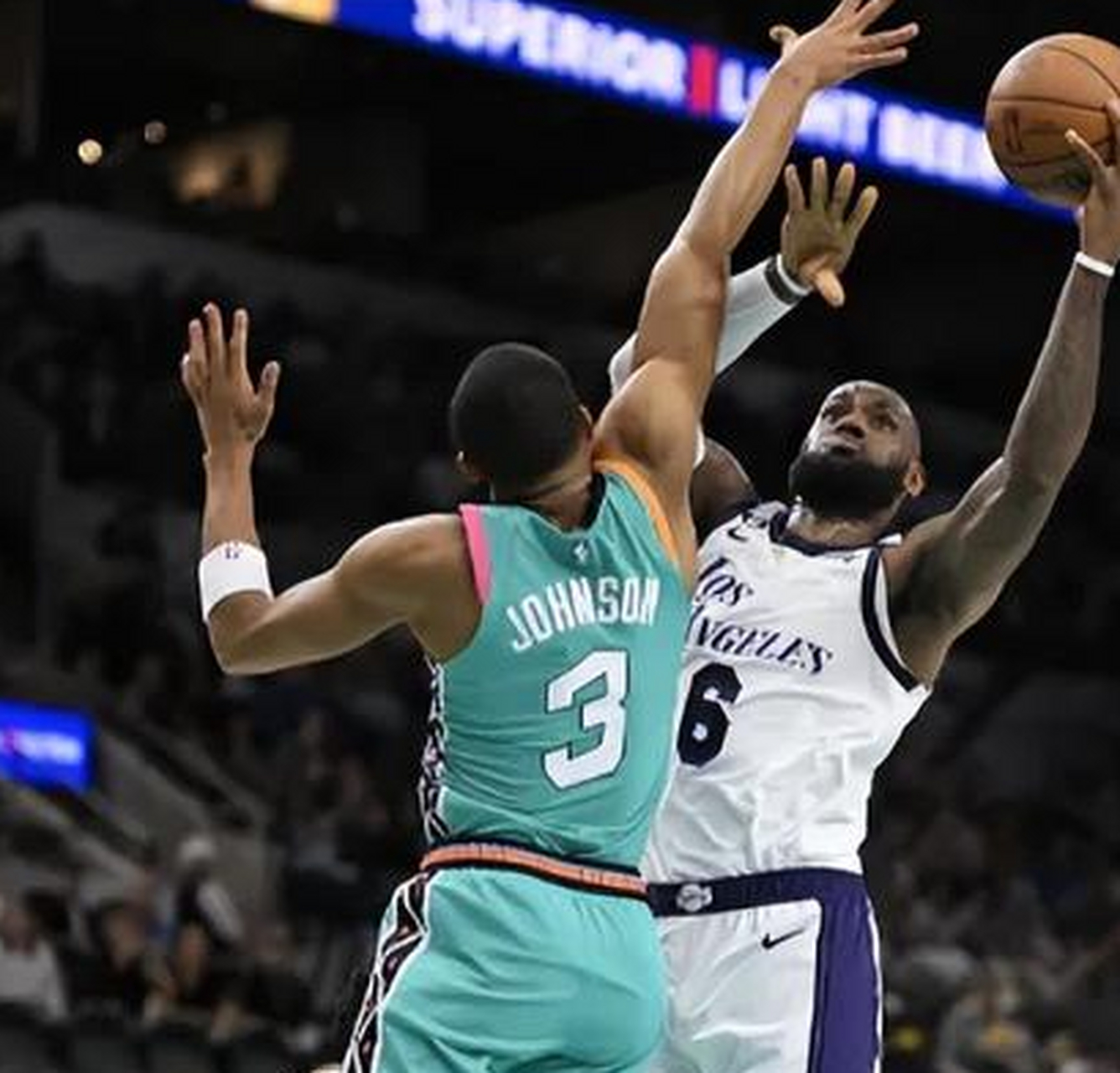  高芙复出首秀出彩，广厦男篮主场血战菲尼克斯太阳，豪取7连胜